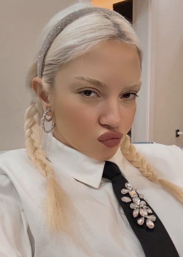 Pop müziğin enerjisi yüksek isimlerinden Ece Seçkin, yıllardır listelere giren şarkıları ve sahnedeki performansıyla adından söz ettirmeye devam ediyor.