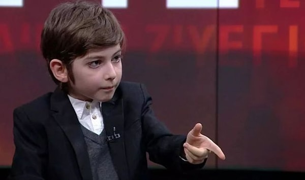 “Adım Atakan. Bu kadar. Fazla anlatabilecek hayat hikayem yok” sözleriyle hafızalara kazınan Atakan, katıldığı canlı yayınlarda yetişkinlerle felsefe, edebiyat ve hayat üzerine yaptığı sohbetlerle gündem olmuştu.