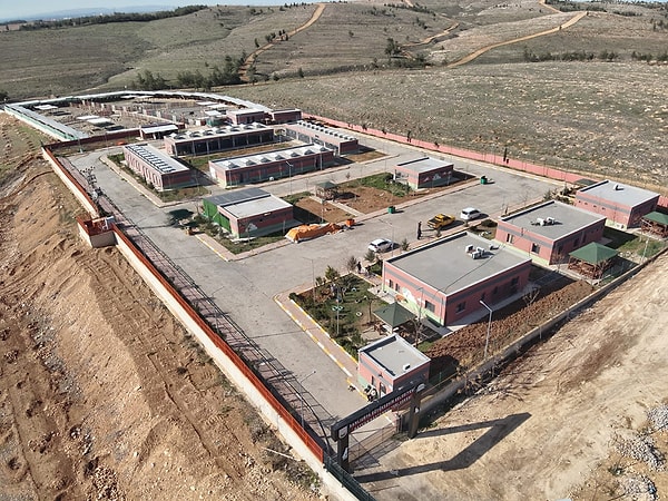 Türkiye’de büyükşehirlerden biri olan Şanlıurfa’da sokakta yaşayan köpeklerin toplatılarak bakım merkezlerine alındığı açıklandı.