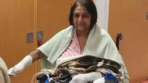 İngiltere’de yaşayan 56 yaşındaki Manjit Sangha, evcil köpeğiyle yaşadığı basit bir temasın ardından geçirdiği ağır enfeksiyon sonucu hayatını kalıcı şekilde değiştiren bir sağlık süreciyle karşı karşıya kaldı.