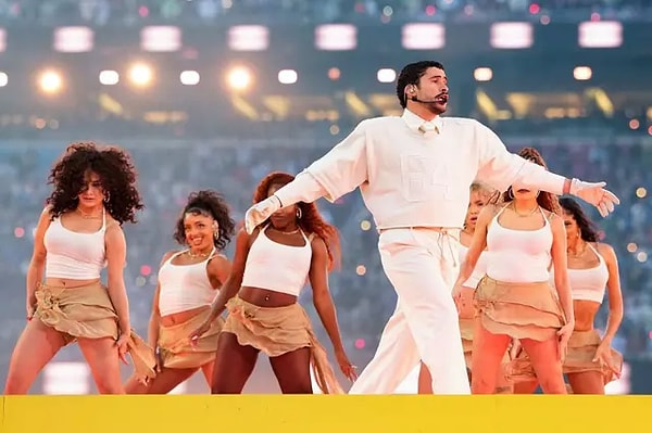 Tabii performansının içindeki mesajlar, duruşu da söyledikleri de çok konuşulmasını sağladı.