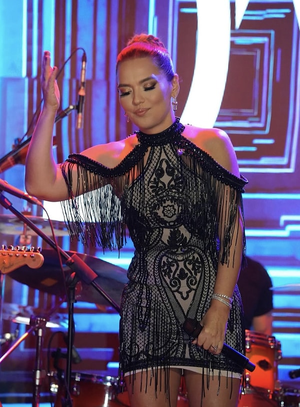 Yıllardır pop müziğin efsanesi olan, her şarkısıyla listelerin zirvesine oturan Demet Akalın'ı tanıtmaya gerek yok herhalde!