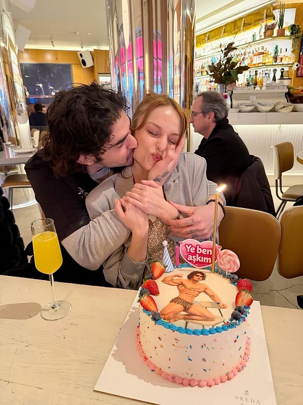 Birkaç ay önce aşk yaşamaya başlayan çift, ne zaman görüntülense kameralara 32 diş gülümsedi.