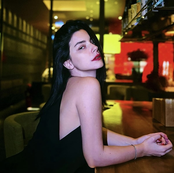 Hayatımıza Acemi Cadı'nın Ayşegül'ü olarak giren Merve Boluğur, beklenenin aksine sektöre tutunamayanlardan oldu.