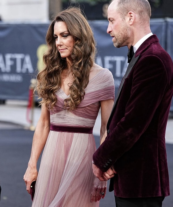 Uzun süredir büyük bir davette görmediğimiz Kate Middleton, geçtiğimiz saatlerde BAFTA töreninde eşi Prens William’la kol kola görüntülendi.