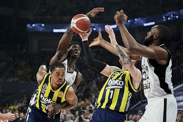 Çekişmeli geçen ilk devrede kıyasıya bir rekabet izledik.