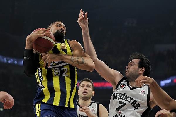 Üçüncü periyotta açılan fark Fenerbahçe'ye kupayı getirdi.