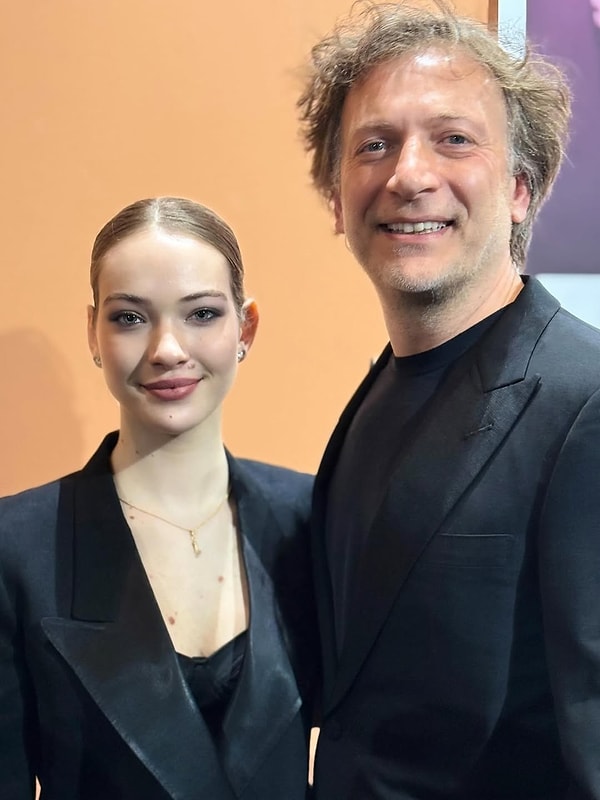 Mirgün Cabas, kızını tebrik ettiği gururlu anları Instagram hesabından paylaştı.