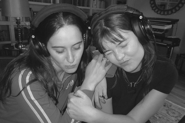 Çünkü albümün arkasında çok kıymetli isimler var!