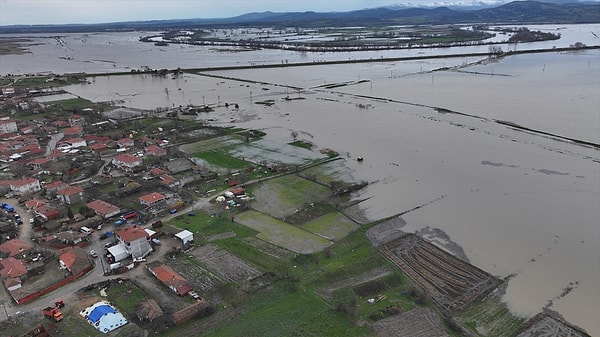 Edirne’de kırmızı alarm verildi! Tunca ve Meriç nehirleri, bazı bölgelerde tarım arazilerine yayılmayı sürdürüyor.