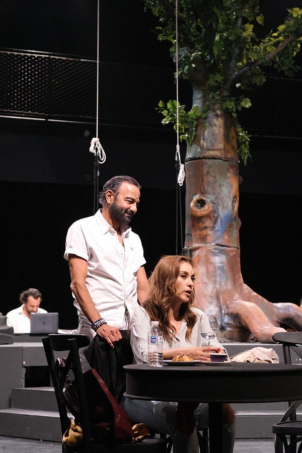 Ayrılık, tiyatro oyununun da iptal edilmesiyle sonuçlandı.