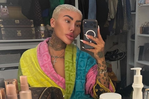 Soruşturma kapsamında 43 yaşındaki bir erkek ile 52 yaşındaki bir kadın, adam öldürme şüphesiyle gözaltına alındı ve daha sonra kefaletle serbest bırakıldı.