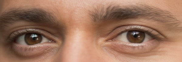 12. Son olarak, bu şarkıcıyı gözünden tanıyabilecek misin?