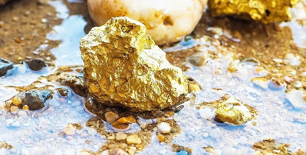 Uzmanlara göre; fay hattı boyunca oluşan çatlaklarda zamanla altın zengini sıvılar birikti.