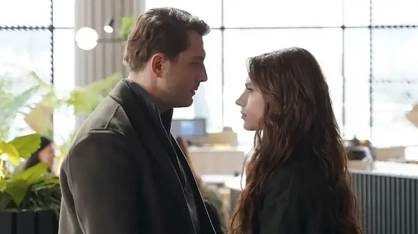 Yeni bölüm fragmanı yayınlanan Aynı Yağmur Altında'nın yayın günü pazar oldu.