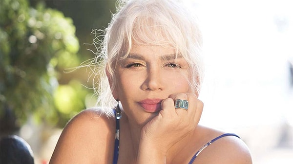 “Gülümse”, “Hadi Bakalım”, “Tükeneceğiz”, “Şinanay”, “Kutlama” ve daha niceleri… Türk pop müziğinin kilometre taşlarını döşeyen Sezen Aksu, yalnızca söylediği şarkılarla değil; yazdığı bestelerle de sayısız sanatçının kariyerine yön verdi.