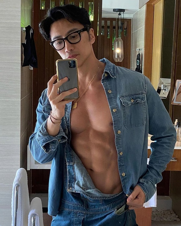 Yakında 60 yaşına girecek olan Singapurlu model ve fotoğrafçı Chuando Tan, yaşıyla görüntüsünün tamamen zıt olması yüzünden sosyal medyada çok konuşuluyor.