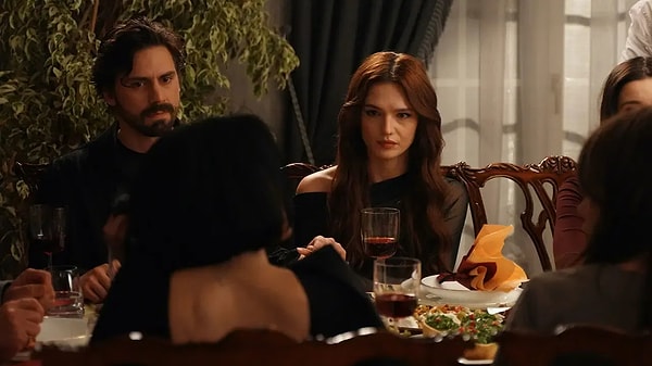 Atv'de yayın hayatına başlayan Aynı Yağmur Altında, geçtiğimiz hafta yayınlanan bölümündeki domuz eti sahnesiyle tepki çekmişti.