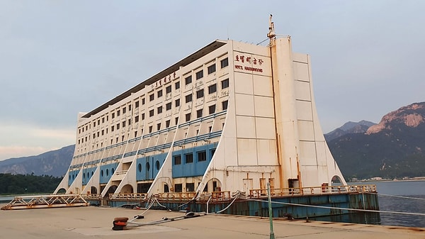 Otelin kaderi, 2008 yılında sınır ihlali gerekçesiyle bir Güney Koreli turistin vurulmasıyla karanlığa gömüldü.