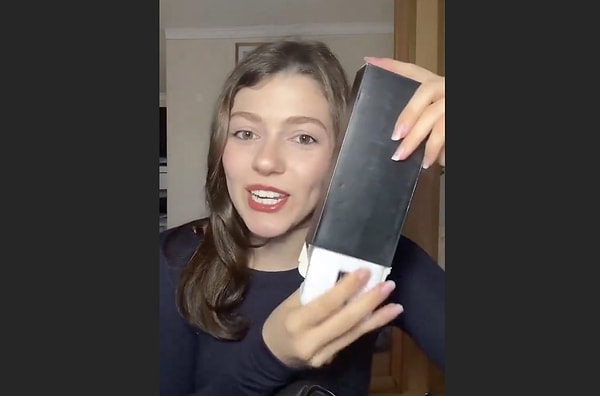 Pek çok kişi çantanın içinden çıkan ürünlerin toplam fiyatını hesaplamaya çalıştı. Gelin biz de tahmini bir hesap yapalım.