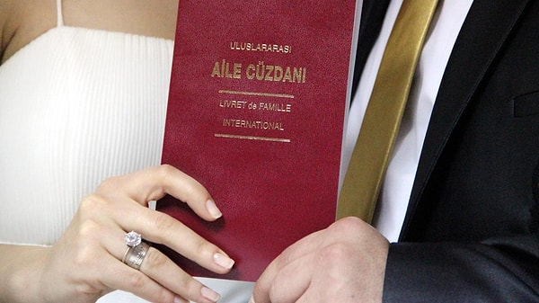 Türkiye’nin düşen doğum hızı ile ilgili üst üste uyarılar gelirken, 2025’in evlilik istatistikleri de ortaya çıktı.