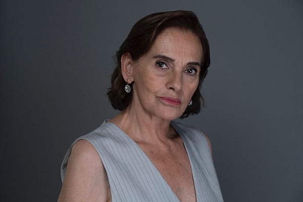 Usta oyuncu Nur Sürer de Çirkin'in kadrosuna dahil oldu.