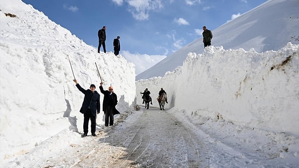 Çığ riskine karşı tehlikeli yolculuk devam ediyor.