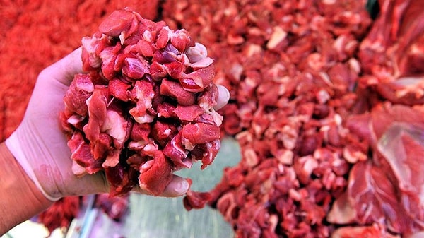 "Hepsi birbirini tanıyor. Etler gelir gelmez tükeniyor."