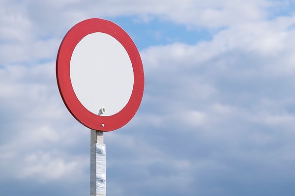 İngiltere’de geçerli olan boş kırmızı daire levhası en katı yasaklardan birini ifade ediyor.