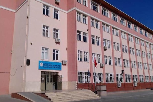 İstanbul’daki bir ortaokulda çekilen görüntüler sosyal medyada büyük tepki çekmişti.