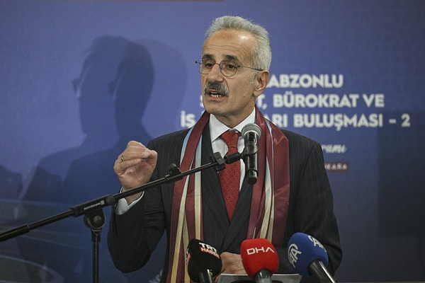 Ulaştırma ve Altyapı Bakanı Abdulkadir Uraloğlu, Trabzonlu siyasetçi, bürokrat ve iş insanları ile İller Bankası Sosyal Tesisleri'nde düzenlenen iftar programında bir araya geldi.