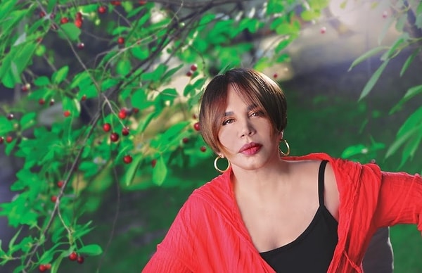 Kendisini canlı canlı izlemeye senelerdir hasret olduğumuz Sezen Aksu, sadece sahnelerden değil gündemde olmaktan da uzaklaştı.