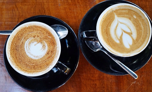 4. Sütlü bir kahve istiyorsun ama kahve tadı sütü bastırırken daha yoğun gelsin diyorsun. Seçimin hangisi olmalı?