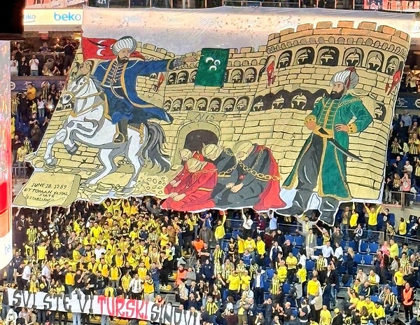 Fenerbahçeli taraftarların hazırladığı pankart 👇