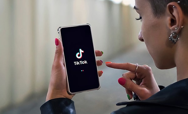 Araştırma, kısa video kullanımının dikkat üzerindeki etkilerini incelemek amacıyla 18–33 yaş aralığında 48 sağlıklı genç yetişkinle gerçekleştirildi.