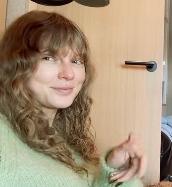 Şimdilerde sahne performanslarında ışıltılı kostümleri, kusursuz makyajları ve imza kırmızı ruju ile görmeye alışık olduğumuz Taylor Swift, bu kez makyajsız haliyle gündeme geldi.