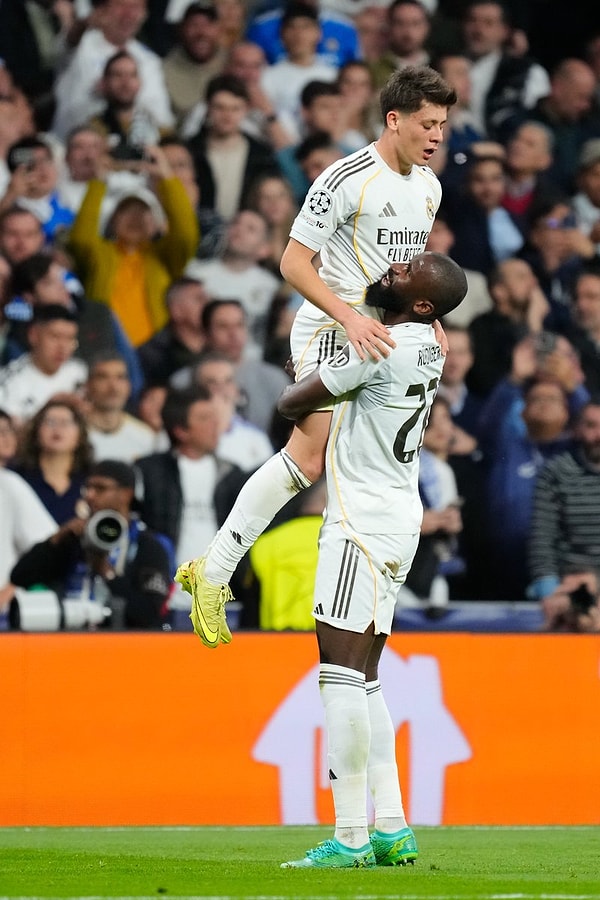 Real Madrid'de milli yıldızı Arda Güler Benfica maçında hem 21. yaşını hem de kulübündeki 100. maçı kutladı.