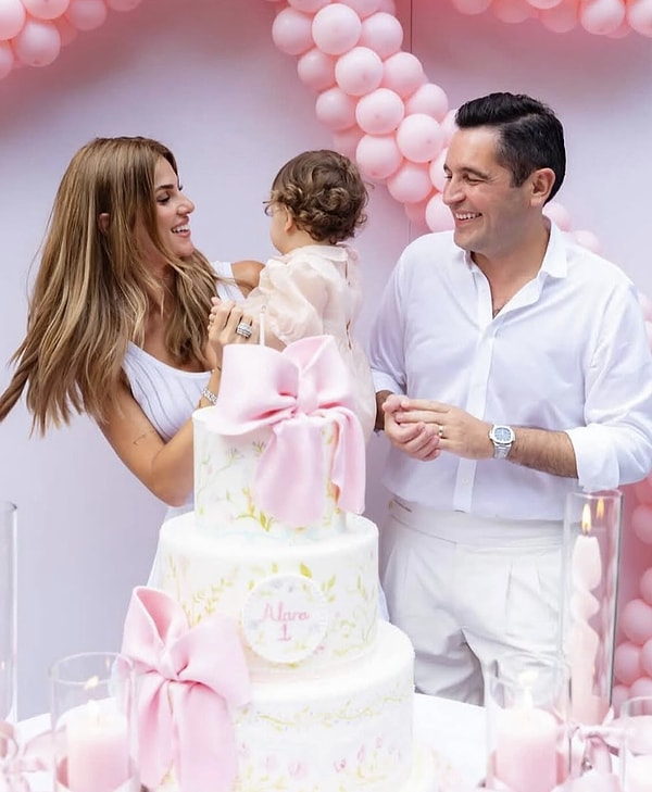 Cemiyet hayatının en çok konuşulan çiftlerinden Nazlı Sabancı ve Hacı Sabancı, 2021 yılında görkemli bir törenle dünyaevine girmişti.