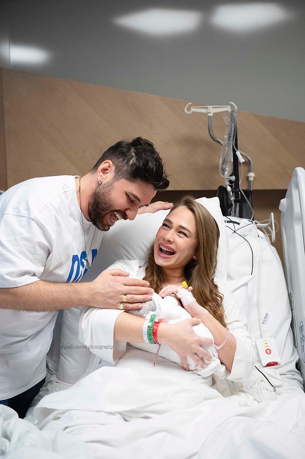 Ve beklenen an geldi! Begüm Öner ile Ceyhun Fersoy, kızları Karya’yı kucaklarına aldı.