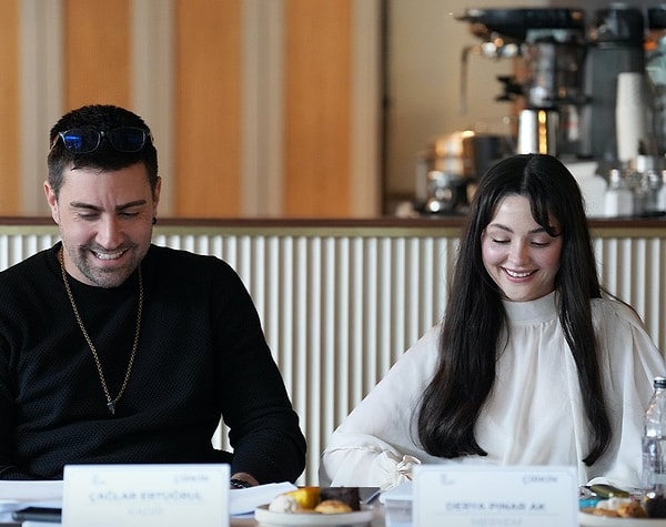 Başrolde Çağlar Ertuğrul yer alıyor; Derya Pınar Ak da dizinin kadın başrolünü üstleniyor.