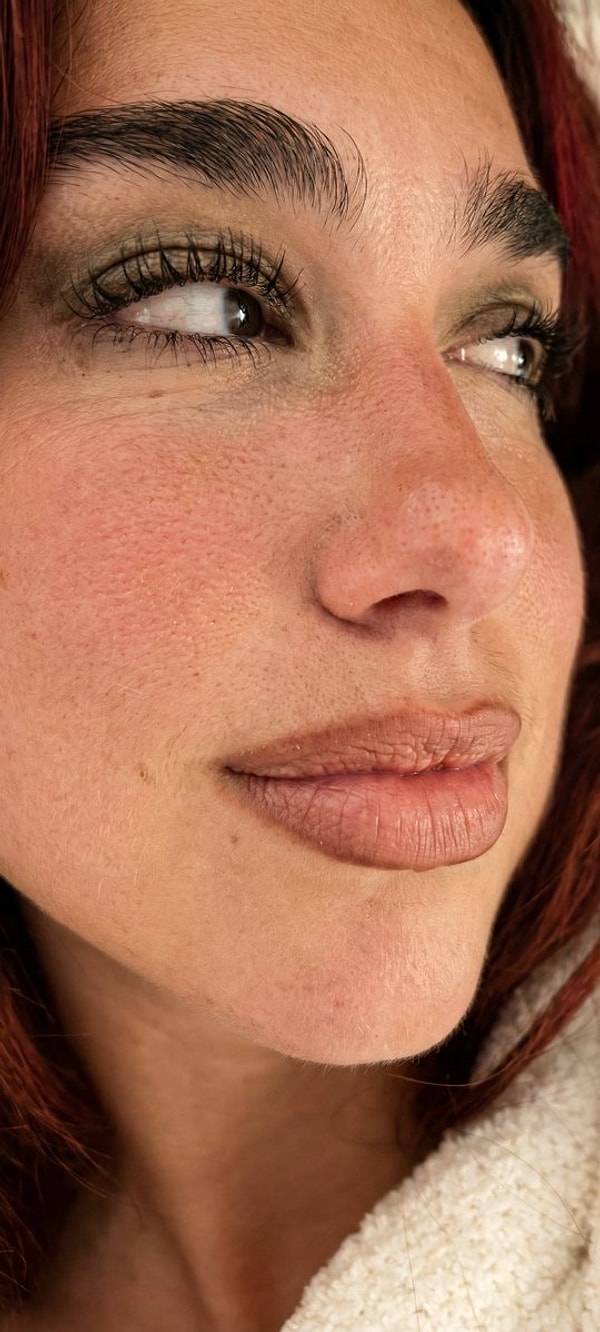 Ünlü ismin filtresiz ve yakından çekilmiş görüntüleri sosyal medyada hızla yayılırken, cildindeki gözenekler ve doğal hali dikkat çekti.