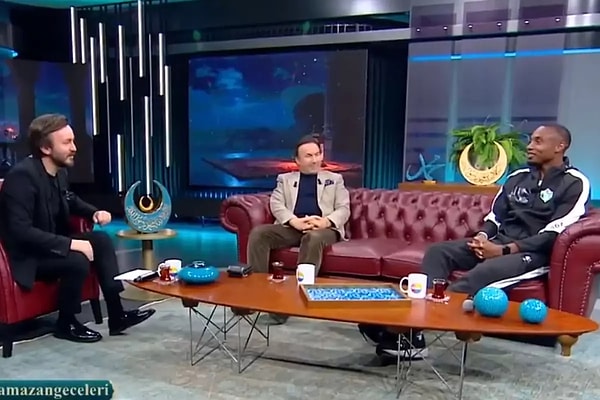 Iğdırspor'da forma giyen Fode Koita, Ramazan Geceleri programına katıldı ve "Kabe'de Hacılar Hu Der Allah" ilahisini söyledi.