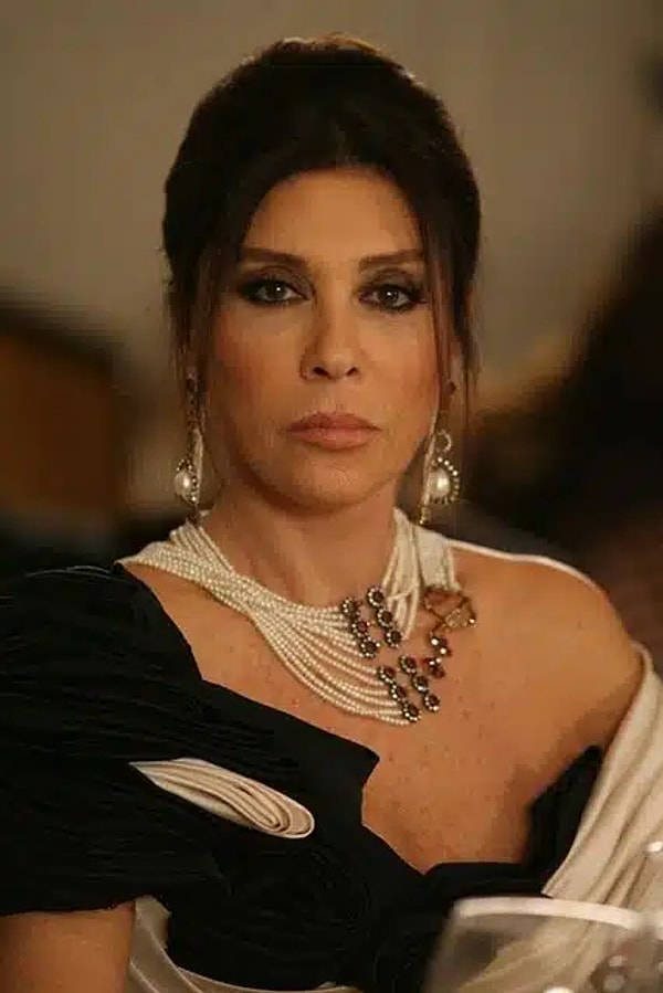 Türk sinema ve televizyon dünyasının yaşayan efsanelerinden Nebahat Çehre, yalnızca oyunculuğuyla değil; yıllara meydan okuyan güzelliği, zarafeti ve dimdik duruşuyla adından söz ettirmeye devam ediyor.