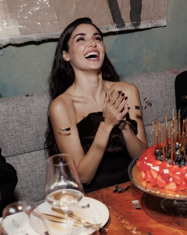 Türk televizyon dünyasının en popüler ve en çok konuşulan isimlerinden Hande Erçel, kariyeri ve özel hayatıyla magazin gündeminden düşmüyor.