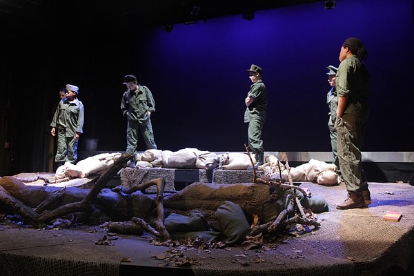 Generaller titreyerek emir verdi: “Gömün onları! Hemen! Derin kazın!”