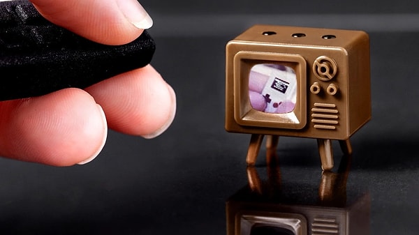 130 inç ve üzeri dev ekranların popüler olduğu bir dönemde TinyTV Mini tamamen farklı bir bakış açısı sunuyo