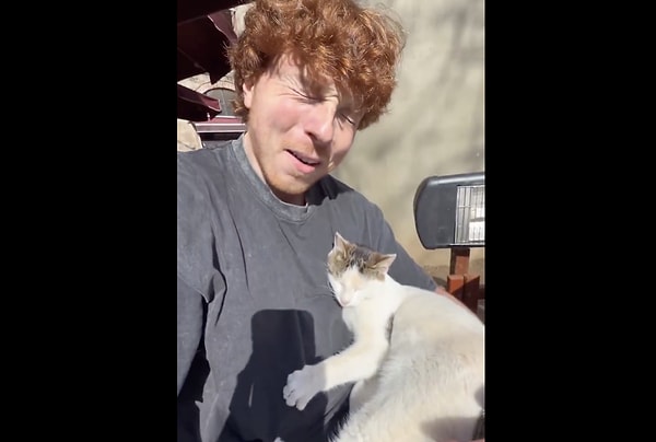 "Burası, hem Asya’da hem de Avrupa’da toprağı olan ve hayvanlarla derin bir bağ kurmuş bir ülke" notuyla paylaştığı videoda, ülkemizdeki hayvan sevgisini ve bunun sebeplerini şöyle açıkladı;