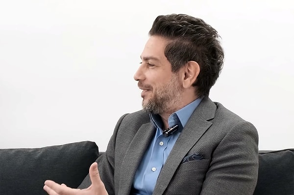 Kimi çevreler Khan Academy’yi milyonlarca kullanıcıyı bir araya getirdiği için bir sosyal medya platformu gibi görüyor. Sizce bu benzetme ne kadar doğru? Platformun sosyal etkileşim alanları nasıl yönetiliyor ve bu etkileşimler öğrenme hedefinin önüne geçmeden nasıl dengeleniyor?