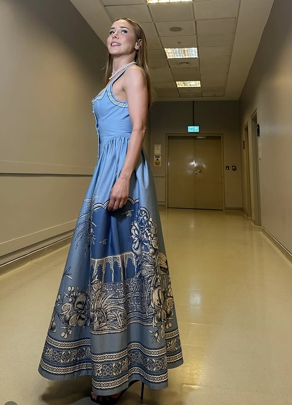 Başarılı projeleriyle adından söz ettiren Burçin Terzioğlu, katıldığı programdaki enerjisi ve güzelliğiyle gündeme geldi.