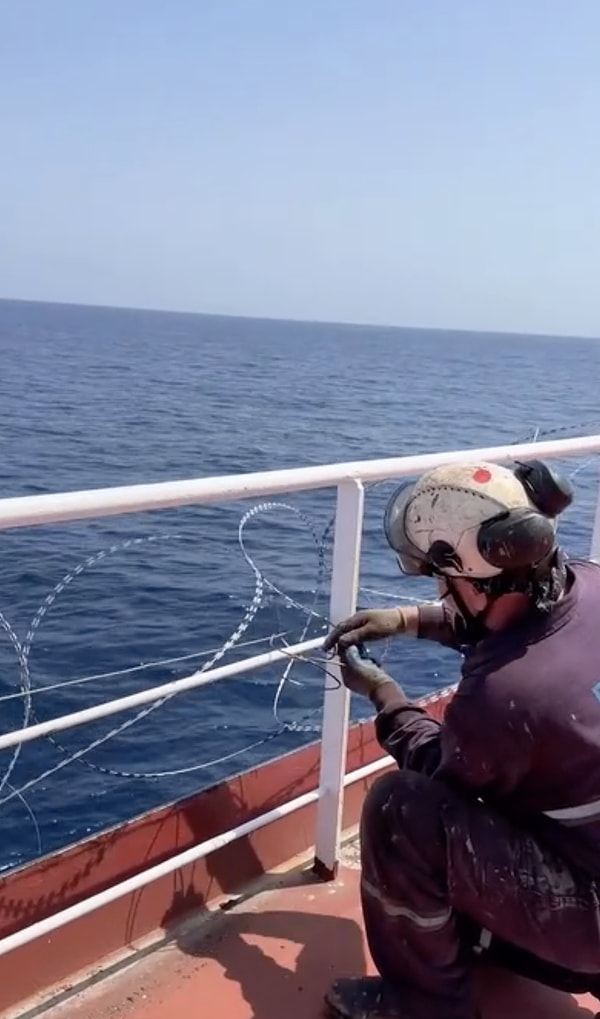 Görüntülerde ilk dikkat çeken detay, geminin çevresinin dikenli tellerle kaplanması oldu.